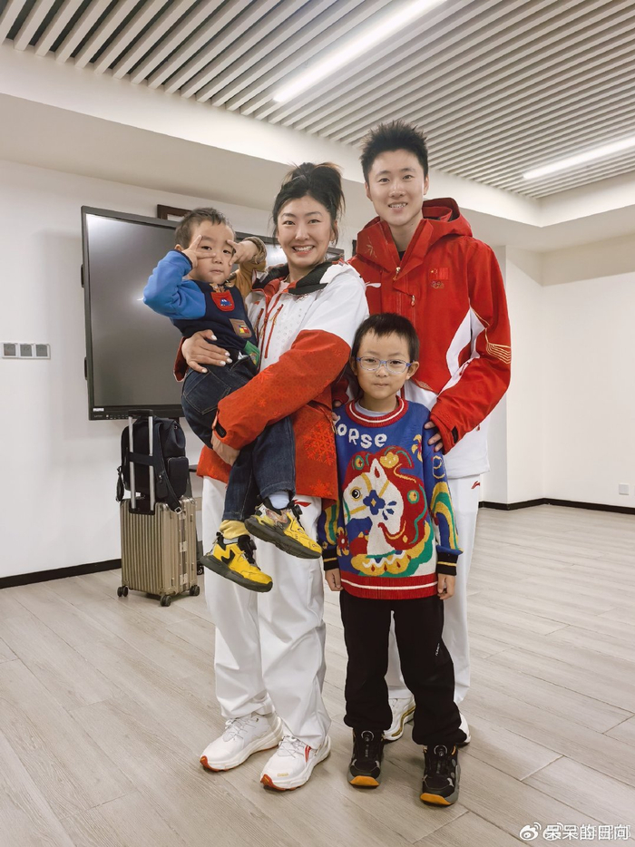 多多28官方-徐梦桃抱着的男孩是谁？妈妈是中国冬奥悲情英雄，爸爸是千万富豪|自由式滑雪|李妮娜|王心迪|中国队|AC米兰_新浪体育_新浪新闻